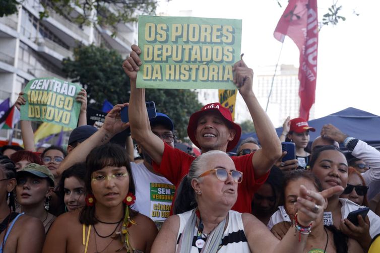 Ato no RJ com Caetano, Chico e Gil repudia anistia e PEC da Blindagem 