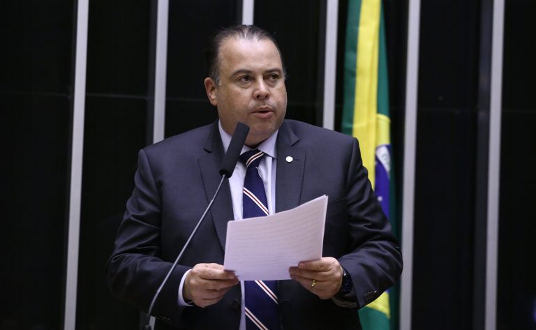 Comissão aprova obrigatoriedade de escolas divulgarem direito à educação especial