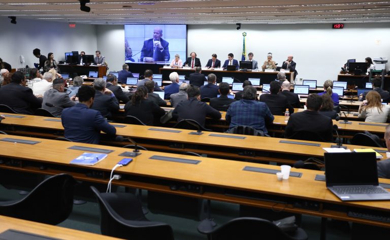 Comissão celebra acordo trabalhista e busca consensos ambientais para o setor portuário