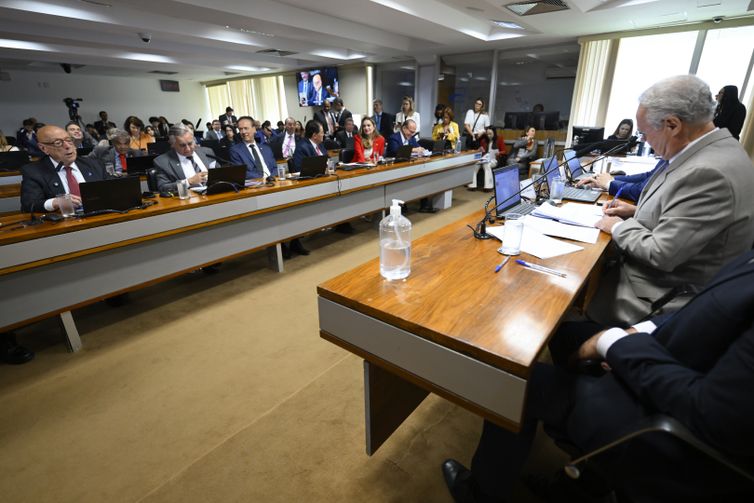 Comissão do Senado aprova isenção do IR para quem ganha até R$ 5 mil