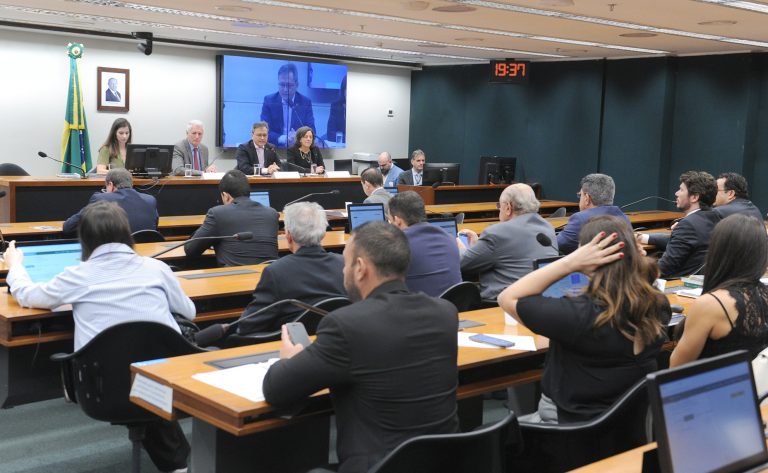 Deputados cobram identificação de postos de combustíveis envolvidos com o crime organizado