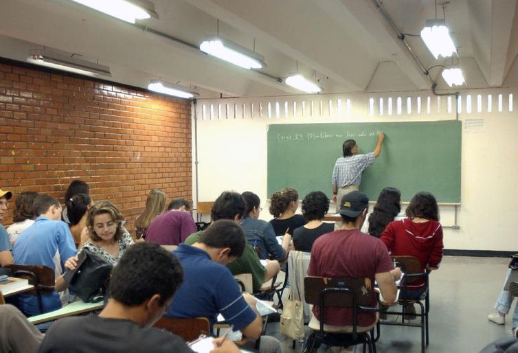 Ensino superior no Brasil pode mais que dobrar salário