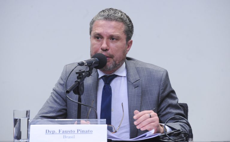 Especialistas afirmam que digitalização do comércio no BRICS deve manter dólar como referência