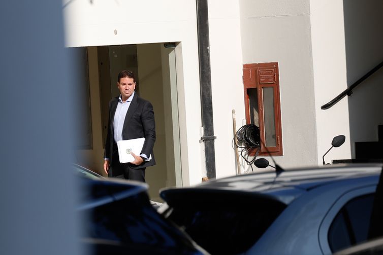 Fux pede suspensão de todo processo sobre golpe contra Ramagem 