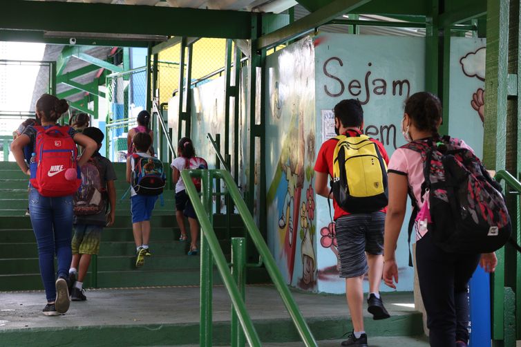 Menos da metade das escolas públicas está ligada à rede de esgoto