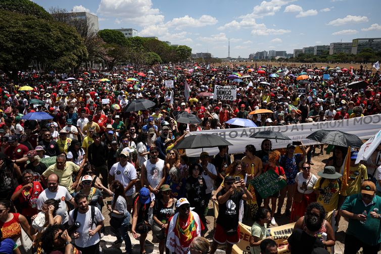 Milhares marcham no DF contra anistia a golpistas e PEC da Blindagem