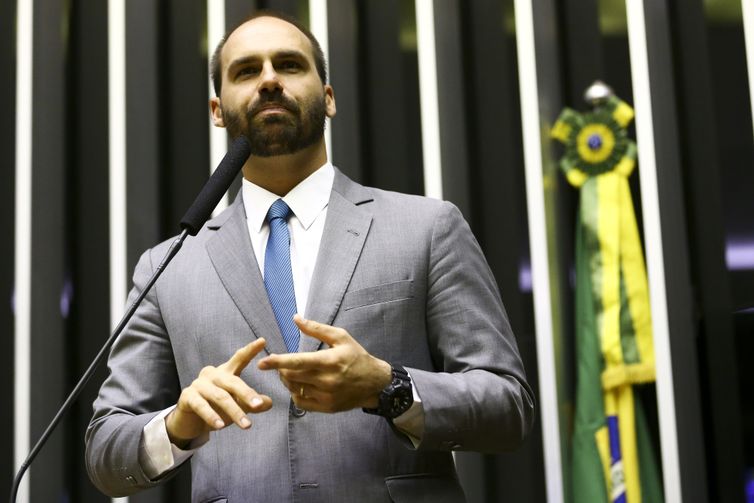 Moraes envia denúncia contra Eduardo Bolsonaro para Hugo Motta 