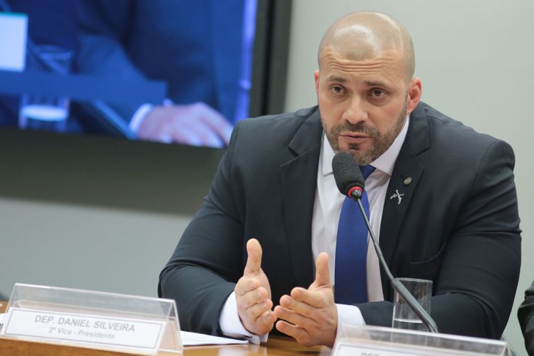Moraes quer imagens para apurar visitas irregulares a Daniel Silveira