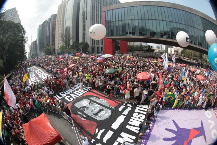 Multidões ocupam capitais contra anistia e PEC da Blindagem