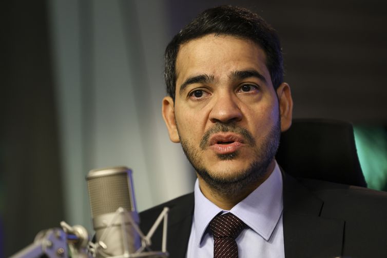 “Não vamos abrir mão da democracia”, diz Messias após visto revogado