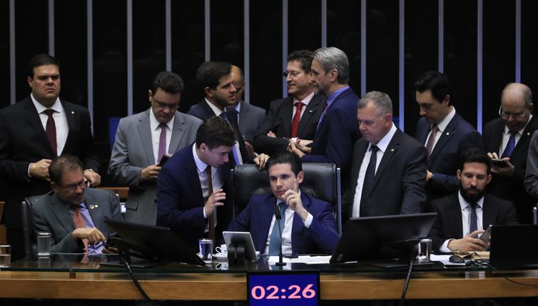 PEC da blindagem é aprovada por deputados e vai ao Senado 