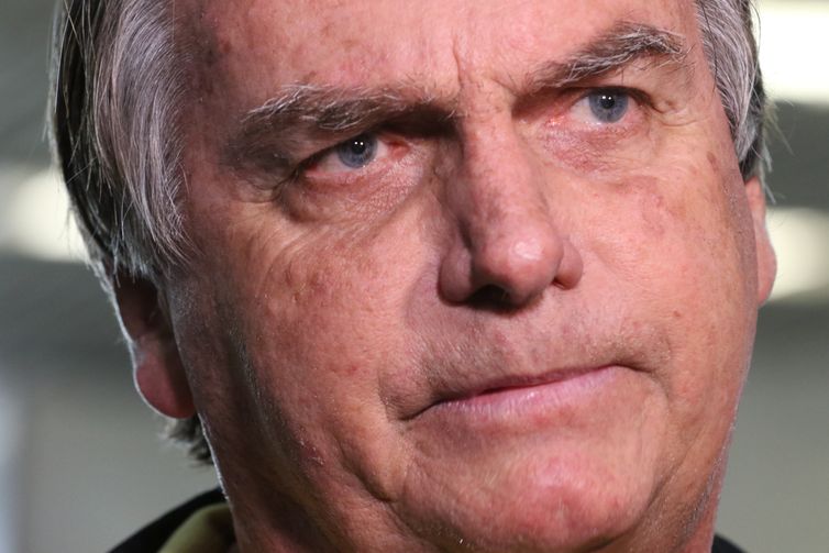 STF condena Bolsonaro a 27 anos e três meses de prisão 
