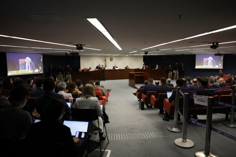 STF retoma julgamento de Bolsonaro após intervalo; Fux prossegue voto