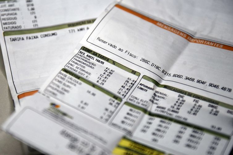 Aneel mantém bandeira para vermelha 1 na conta de luz em novembro