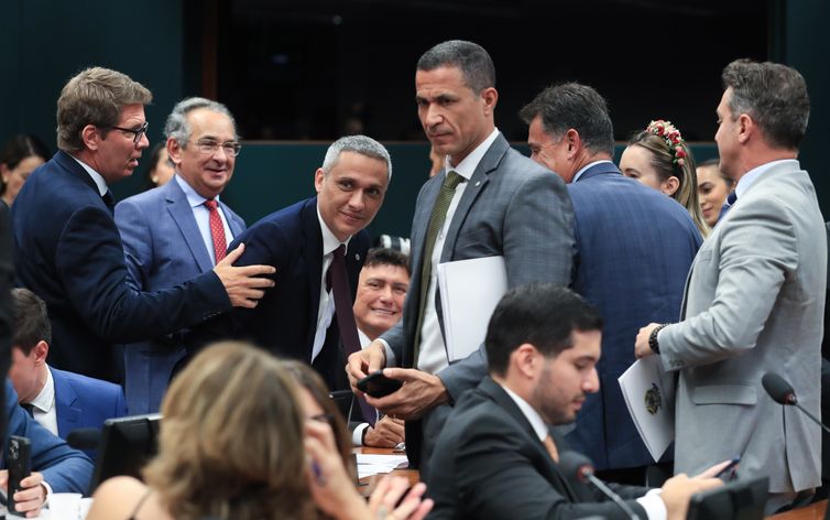 CCJ da Câmara suspende ação penal no STF contra deputado Gayer
