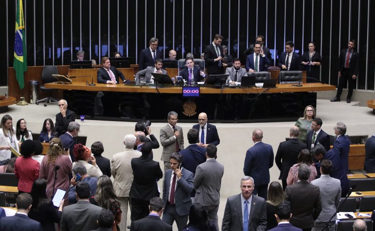 Deputados analisam aumento de pena para crimes sexuais contra vulneráveis; acompanhe