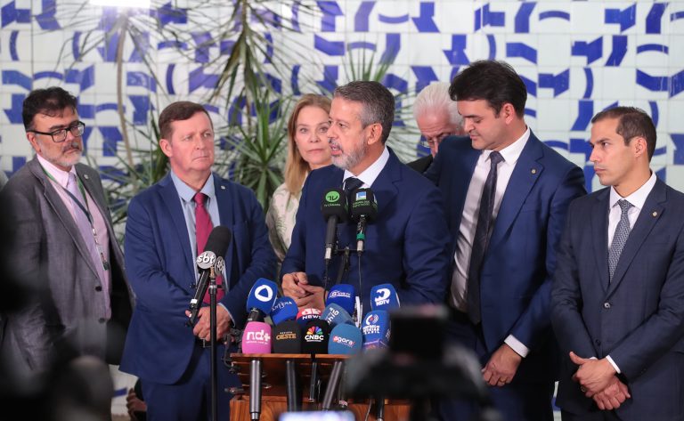 Lira aceita 3 de mais de 100 emendas apresentadas ao projeto que amplia isenção do IR; acompanhe