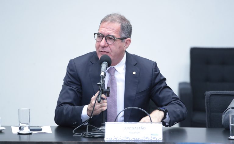 Comissão aprova projeto de piso salarial de R$ 6,5 mil para farmacêuticos