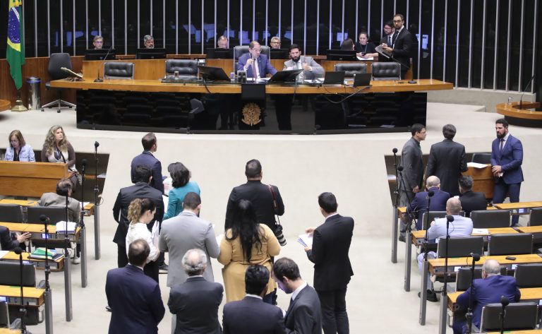 Deputados analisam projeto que possibilita gastos de até R$ 3 bi em defesa nacional; acompanhe