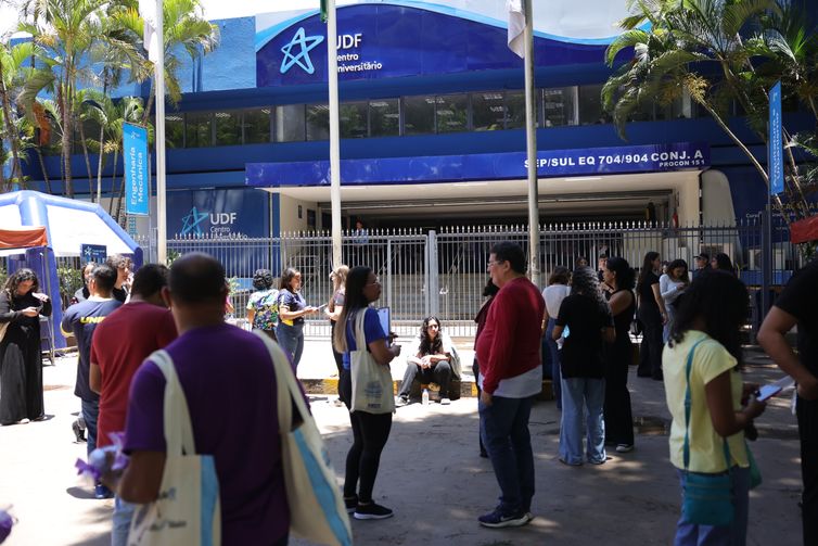 Estudantes chegam cedo para o Enem e relatam histórias de superação