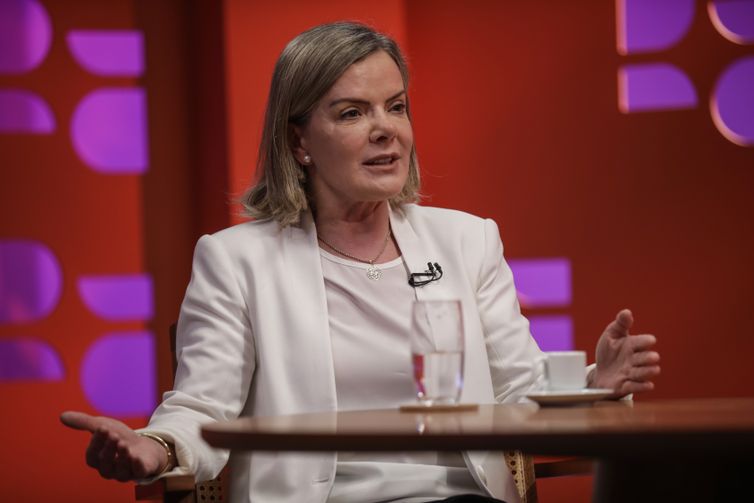 Governo é contra equiparar facções ao terrorismo, diz Gleisi Hoffmann 