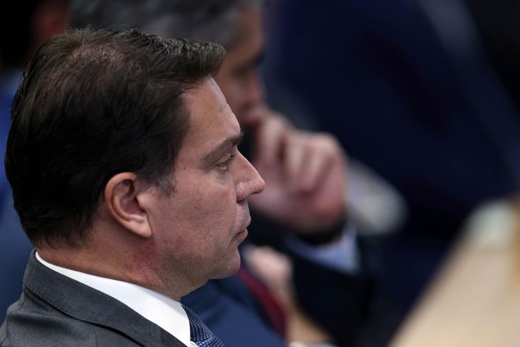 Líder do PT questiona no STF e na Câmara saída de Ramagem do país