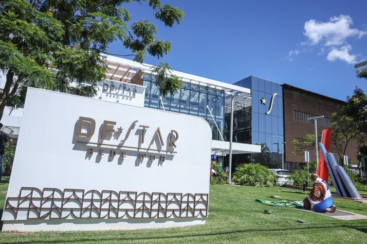 Jair Bolsonaro é internado para ser submetido a cirurgia na quinta