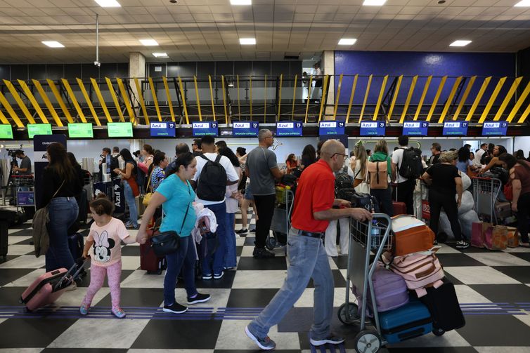Passageiros de Congonhas relatam cansaço e falta de suporte de aéreas