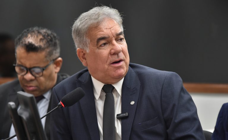 Projeto autoriza aulas de direção em carros automáticos nas autoescolas