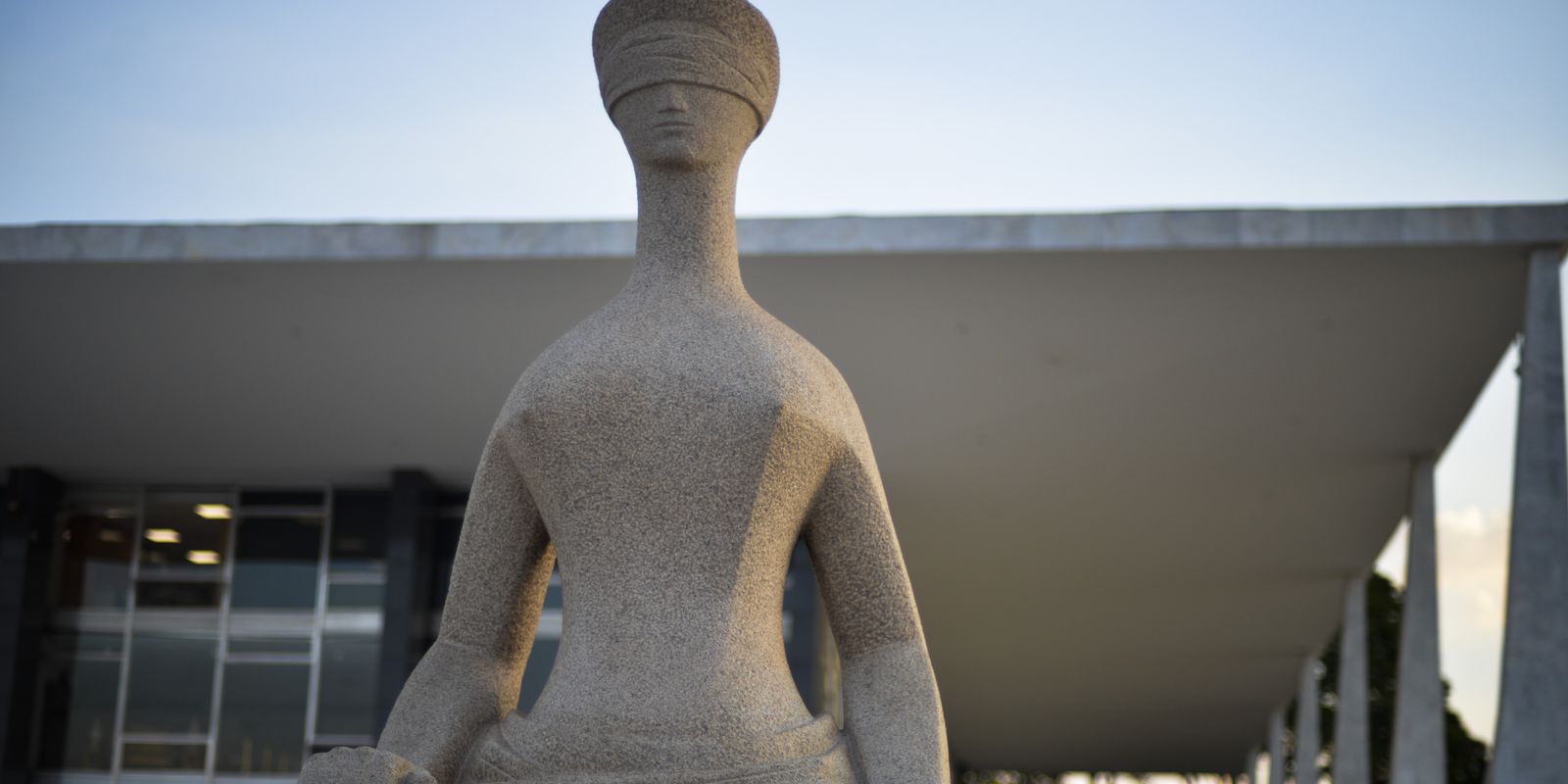 STF ordena suspensão e devolução de penduricalhos 